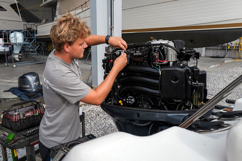 Outboard motor service